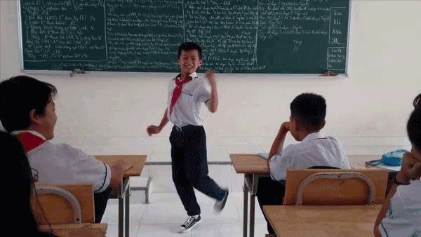 Cậu học sinh bị cô giáo phạt nhảy mà cứ ngỡ như đang thi văn nghệ khiến dân mạng trầm trồ