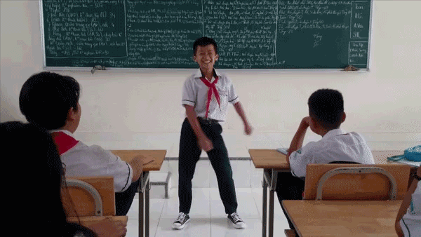 Cậu học sinh bị cô giáo phạt nhảy mà cứ ngỡ như đang thi văn nghệ khiến dân mạng trầm trồ
