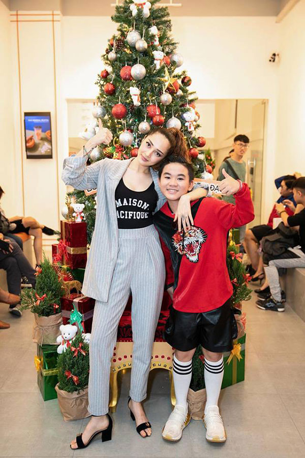 Đỉnh cao mặc khéo như Bảo Anh: một chiếc áo mặc cả chục kiểu mà kiểu nào cũng hút mắt