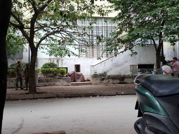 Bé trai 5 tuổi rơi từ tầng 7 chung cư Hà Nội xuống đất