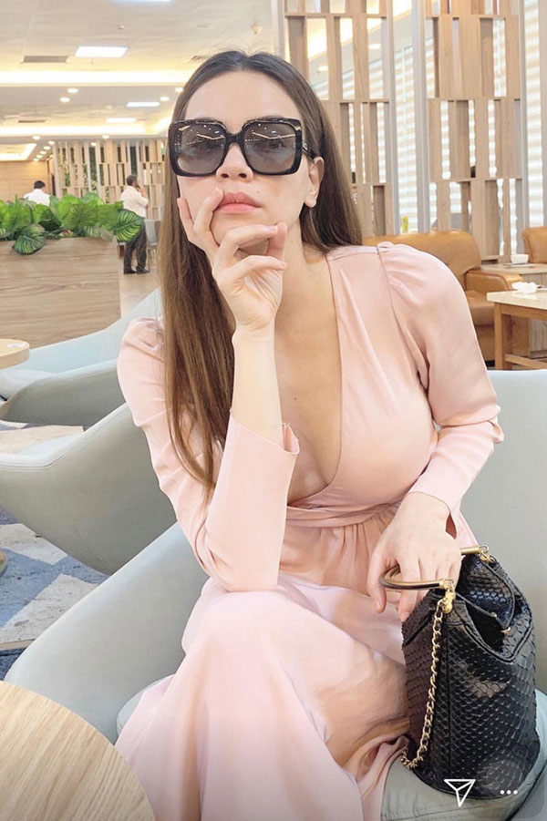 Hồ Ngọc Hà mặc váy cổ V sâu lộ dấu vết miếng dán ngực, nhưng đây mới là điểm khiến fan thắc mắc nhất