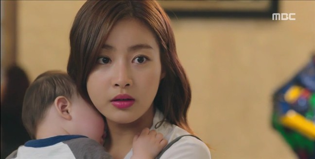 Ngày con đầy tháng vợ ôm bé bên mâm cơm rau, chồng hí hửng đưa bồ đi nhà hàng, còn đăng ảnh khoe Facebook