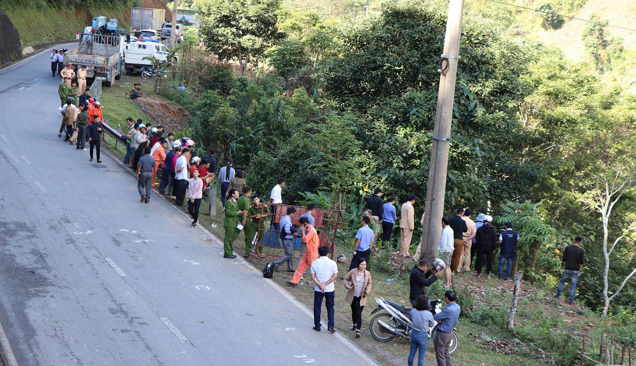 Điện Biên: Xe con lao xuống suối, 3 người thương vong