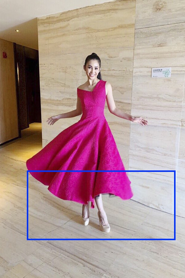 Tiểu Vy bị soi ảnh photoshop quá đà, méo cả sàn nhà