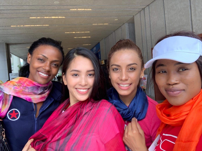 Tiểu Vy bị soi ảnh photoshop quá đà, méo cả sàn nhà