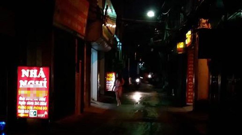 Người mẹ ôm con đứng suốt đêm trước nhà nghỉ khiến nhân viên ám ảnh