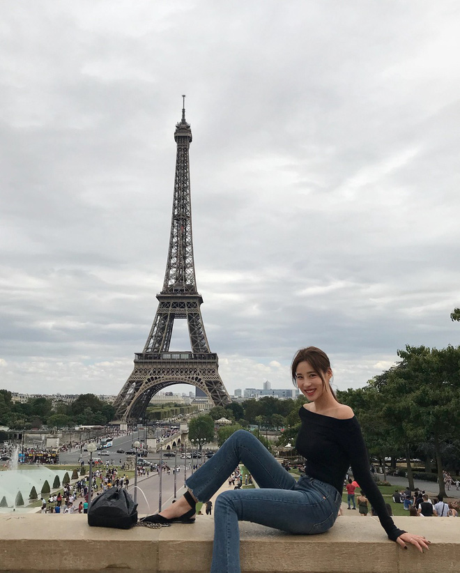 Đừng ngại diện áo thun dáng ôm bởi vẻ ngoài của các nàng trông sẽ trẻ trung, quyến rũ hơn hẳn đấy!