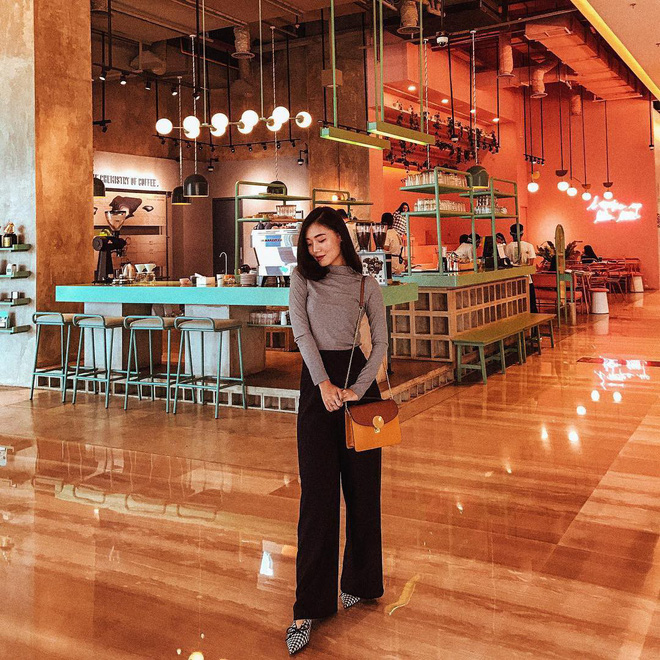 Đừng ngại diện áo thun dáng ôm bởi vẻ ngoài của các nàng trông sẽ trẻ trung, quyến rũ hơn hẳn đấy!