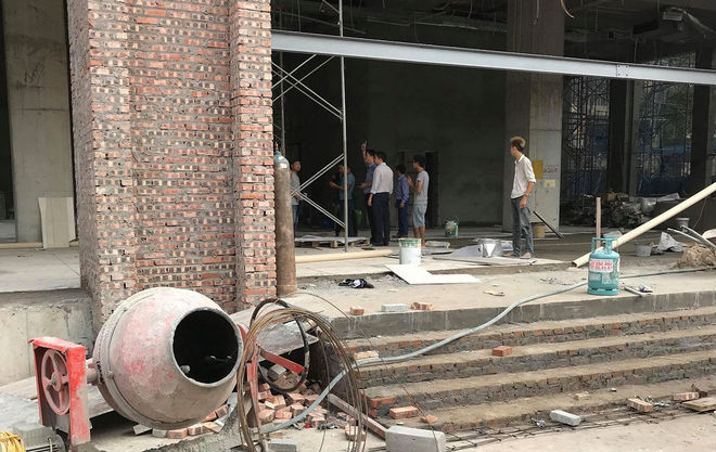 Hà Nội: Cháy lớn tại tòa chung cư đang xây trên đường Hoàng Quốc Việt, cột khói ngùn ngụt khiến nhiều người hoảng sợ