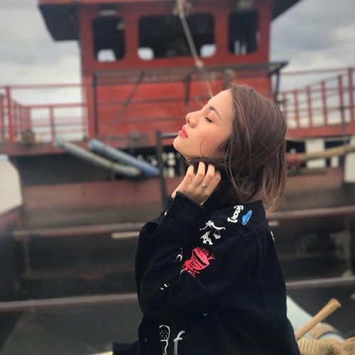 Đi cổ vũ đội AFF Cup 2018, nữ CĐV Myanmar bỗng nổi như cồn trên MXH