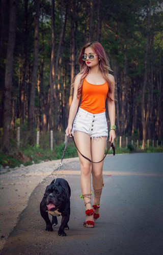 Đi cổ vũ đội AFF Cup 2018, nữ CĐV Myanmar bỗng nổi như cồn trên MXH