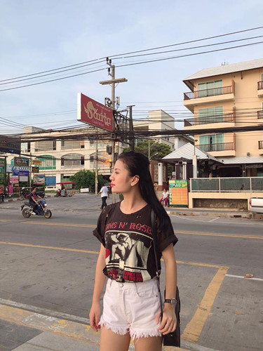 Đi cổ vũ đội AFF Cup 2018, nữ CĐV Myanmar bỗng nổi như cồn trên MXH