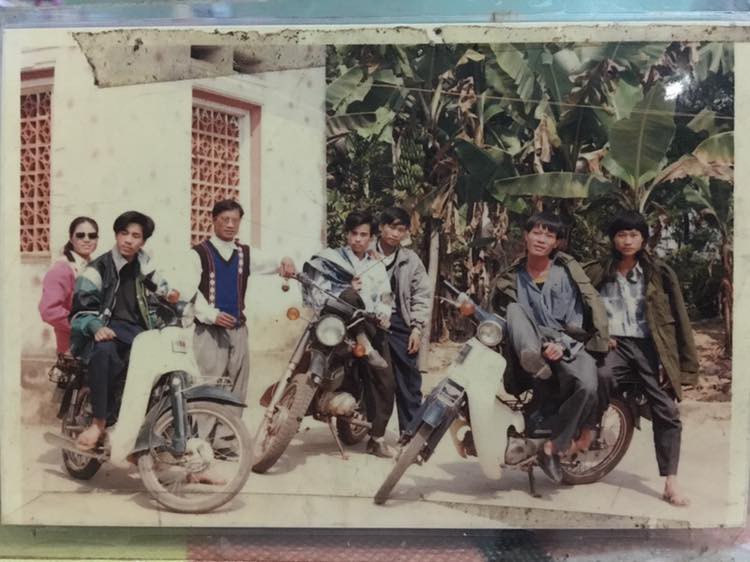 Nhận diện hội bạn thân rich kid đời đầu: Cưỡi xe Cub xịn sò, combo áo jacket mắt kính râm siêu ngầu