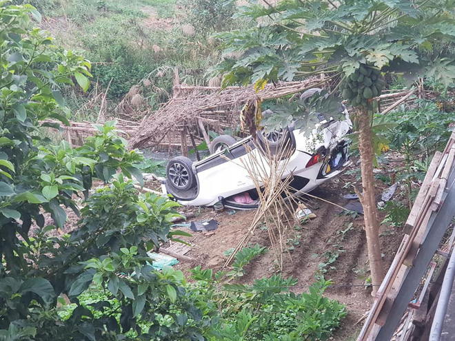 Clip nữ tài xế lùi xe Mazda trúng người đi đường, lao khỏi lan can rơi xuống bờ kè