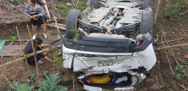 Clip nữ tài xế lùi xe Mazda trúng người đi đường, lao khỏi lan can rơi xuống bờ kè