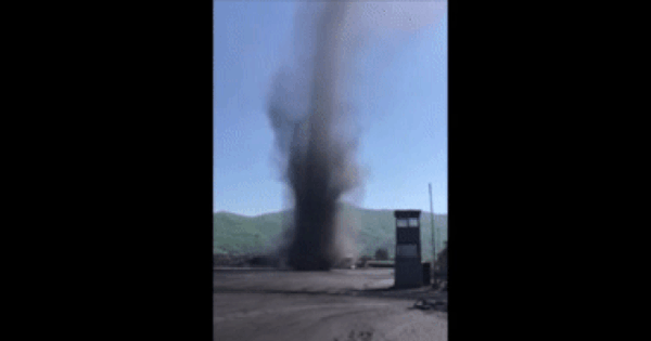 Clip: Vòi rồng cao hàng trăm mét ở Quảng Ninh khiến nhiều người sợ hãi Clip: Vòi rồng cao hàng trăm mét ở Quảng Ninh khiến nhiều người sợ hãi