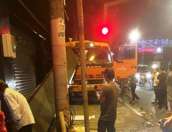 Tài xế nhanh tay đánh lái khi xe tải mất phanh tại ngã tư đèn đỏ, nhiều người thoát chết trong gang tấc