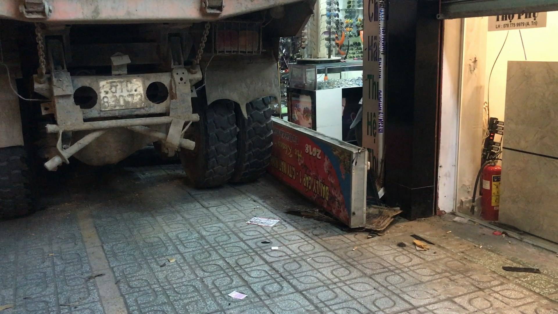 Tài xế nhanh tay đánh lái khi xe tải mất phanh tại ngã tư đèn đỏ, nhiều người thoát chết trong gang tấc