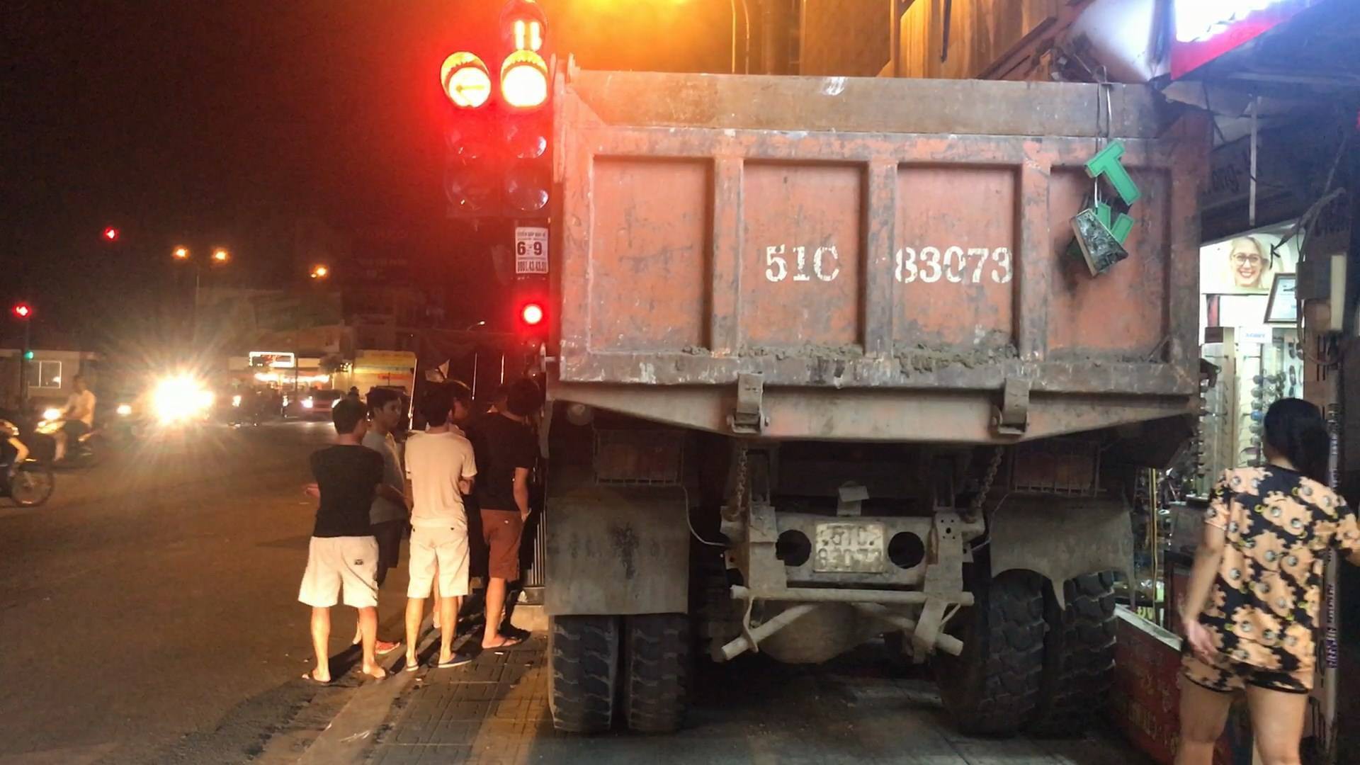 Tài xế nhanh tay đánh lái khi xe tải mất phanh tại ngã tư đèn đỏ, nhiều người thoát chết trong gang tấc