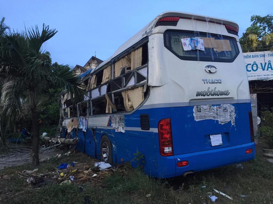 Xe tải tông liên hoàn 2 xe khách, nhiều người bị thương