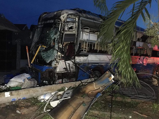 Xe tải tông liên hoàn 2 xe khách, nhiều người bị thương