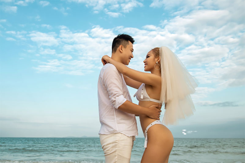 Lại thêm một bộ ảnh cưới khá sốc, cô dâu có thân hình bốc lửa táo bạo khoe vòng 3 nóng bỏng