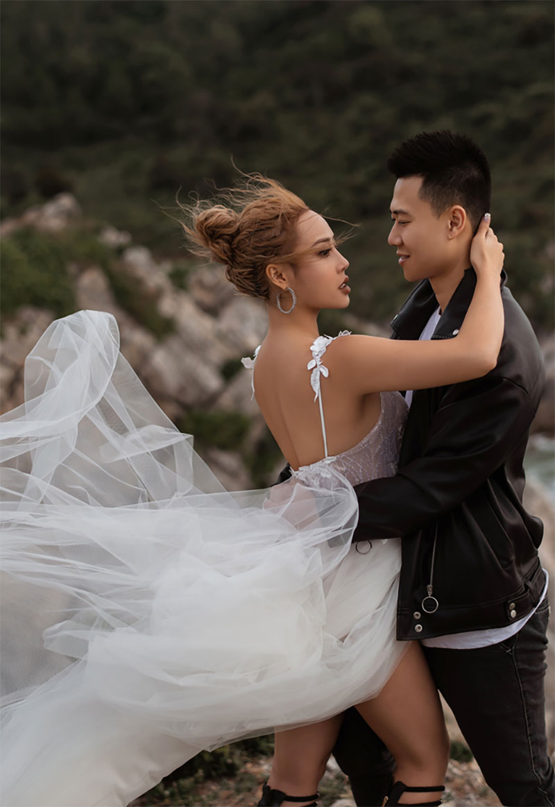 Lại thêm một bộ ảnh cưới khá sốc, cô dâu có thân hình bốc lửa táo bạo khoe vòng 3 nóng bỏng