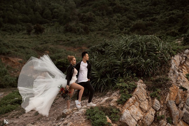 Lại thêm một bộ ảnh cưới khá sốc, cô dâu có thân hình bốc lửa táo bạo khoe vòng 3 nóng bỏng