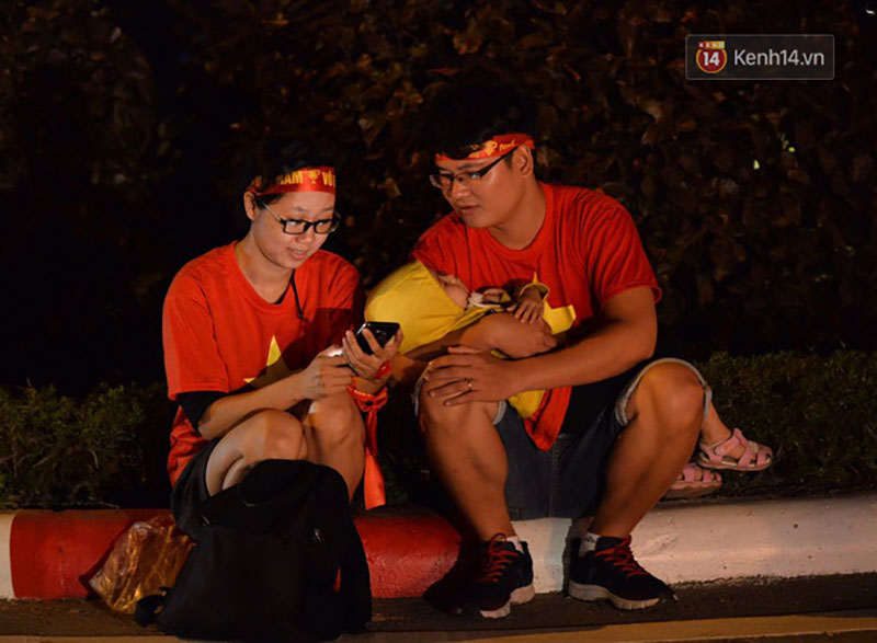 Hàng triệu CĐV cả nước ùa ra đường ăn mừng sau chiến thắng 2-0 của đội tuyển Việt Nam trước Malaysia