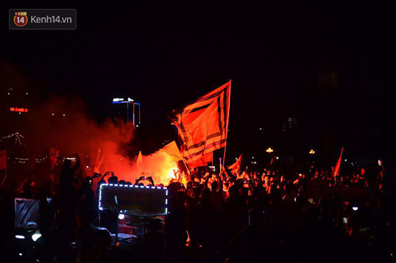 Hàng triệu CĐV cả nước ùa ra đường ăn mừng sau chiến thắng 2-0 của đội tuyển Việt Nam trước Malaysia