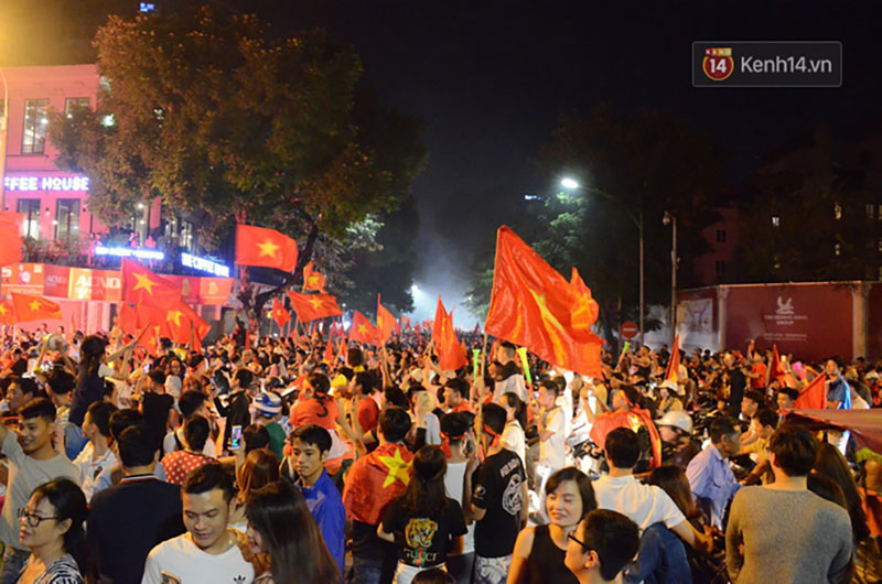 Hàng triệu CĐV cả nước ùa ra đường ăn mừng sau chiến thắng 2-0 của đội tuyển Việt Nam trước Malaysia