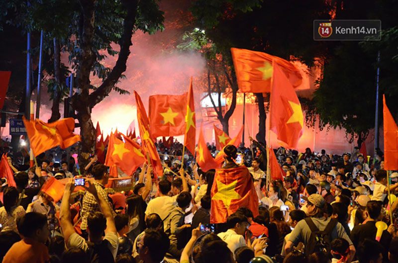 Hàng triệu CĐV cả nước ùa ra đường ăn mừng sau chiến thắng 2-0 của đội tuyển Việt Nam trước Malaysia
