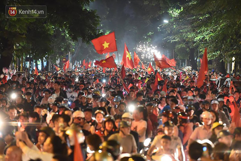 Hàng triệu CĐV cả nước ùa ra đường ăn mừng sau chiến thắng 2-0 của đội tuyển Việt Nam trước Malaysia