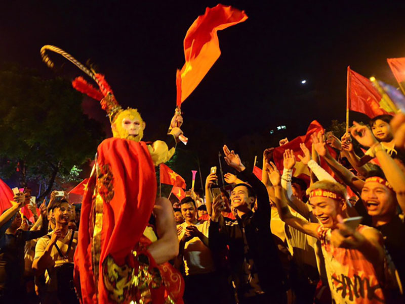 Hàng triệu CĐV cả nước ùa ra đường ăn mừng sau chiến thắng 2-0 của đội tuyển Việt Nam trước Malaysia