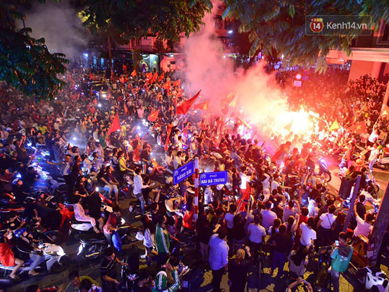 Hàng triệu CĐV cả nước ùa ra đường ăn mừng sau chiến thắng 2-0 của đội tuyển Việt Nam trước Malaysia