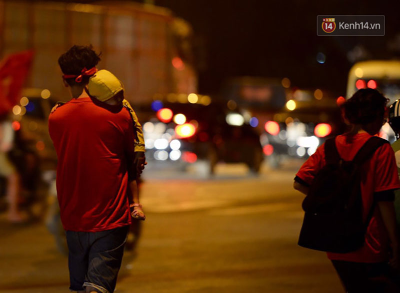 Hàng triệu CĐV cả nước ùa ra đường ăn mừng sau chiến thắng 2-0 của đội tuyển Việt Nam trước Malaysia