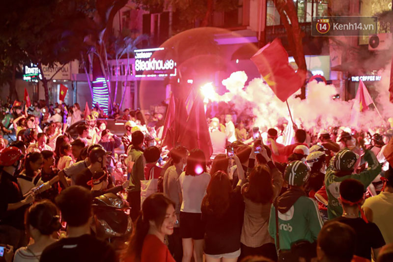 Hàng triệu CĐV cả nước ùa ra đường ăn mừng sau chiến thắng 2-0 của đội tuyển Việt Nam trước Malaysia