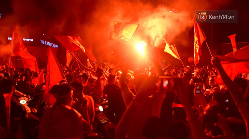 Hàng triệu CĐV cả nước ùa ra đường ăn mừng sau chiến thắng 2-0 của đội tuyển Việt Nam trước Malaysia