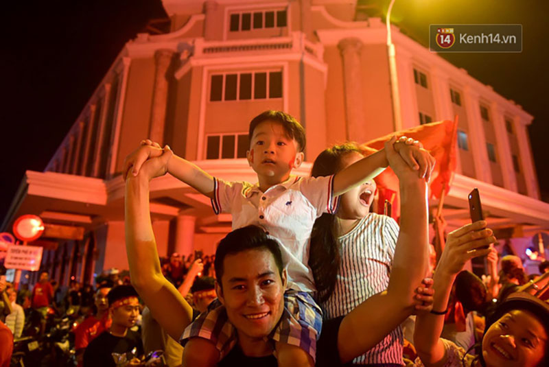 Hàng triệu CĐV cả nước ùa ra đường ăn mừng sau chiến thắng 2-0 của đội tuyển Việt Nam trước Malaysia