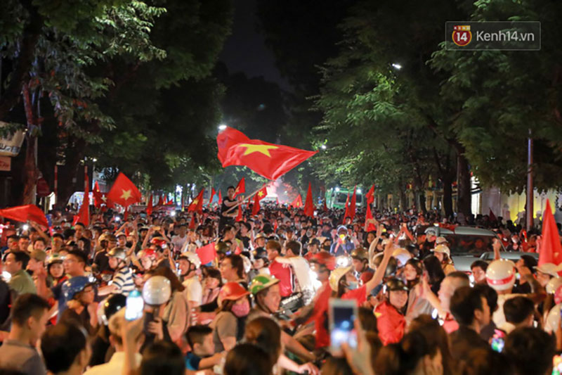 Hàng triệu CĐV cả nước ùa ra đường ăn mừng sau chiến thắng 2-0 của đội tuyển Việt Nam trước Malaysia