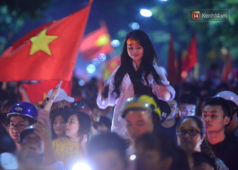 Hàng triệu CĐV cả nước ùa ra đường ăn mừng sau chiến thắng 2-0 của đội tuyển Việt Nam trước Malaysia