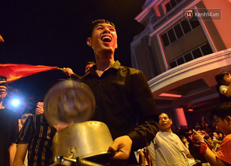 Hàng triệu CĐV cả nước ùa ra đường ăn mừng sau chiến thắng 2-0 của đội tuyển Việt Nam trước Malaysia