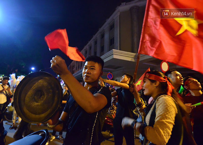 Hàng triệu CĐV cả nước ùa ra đường ăn mừng sau chiến thắng 2-0 của đội tuyển Việt Nam trước Malaysia