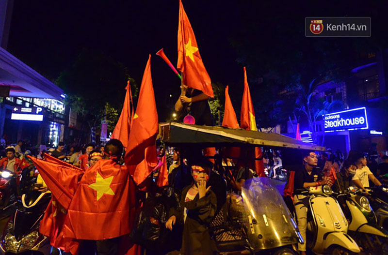 Hàng triệu CĐV cả nước ùa ra đường ăn mừng sau chiến thắng 2-0 của đội tuyển Việt Nam trước Malaysia