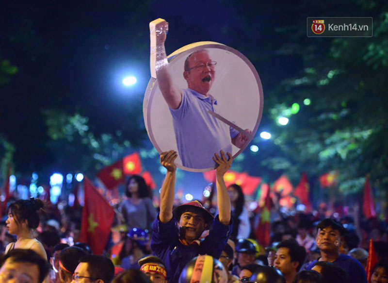 Hàng triệu CĐV cả nước ùa ra đường ăn mừng sau chiến thắng 2-0 của đội tuyển Việt Nam trước Malaysia