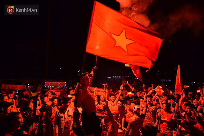 Hàng triệu CĐV cả nước ùa ra đường ăn mừng sau chiến thắng 2-0 của đội tuyển Việt Nam trước Malaysia