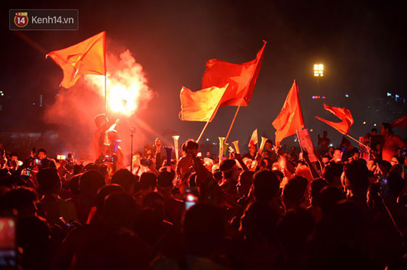 Hàng triệu CĐV cả nước ùa ra đường ăn mừng sau chiến thắng 2-0 của đội tuyển Việt Nam trước Malaysia