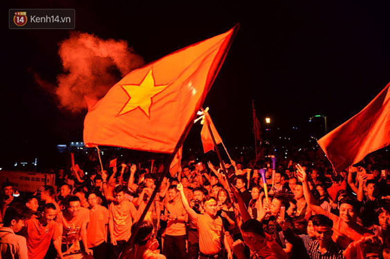 Hàng triệu CĐV cả nước ùa ra đường ăn mừng sau chiến thắng 2-0 của đội tuyển Việt Nam trước Malaysia