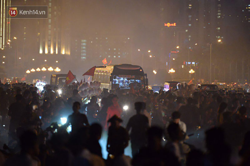 Hàng triệu CĐV cả nước ùa ra đường ăn mừng sau chiến thắng 2-0 của đội tuyển Việt Nam trước Malaysia