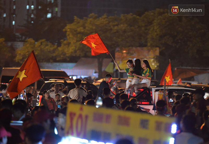 Hàng triệu CĐV cả nước ùa ra đường ăn mừng sau chiến thắng 2-0 của đội tuyển Việt Nam trước Malaysia